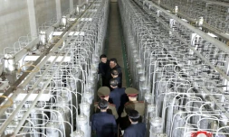 Photo non datée publiée par l'agence de presse officielle nord-coréenne Kcna via Kns, le 29 janvier 2025, du dirigeant nord-coréen Kim Jong-un (c) inspectant un site de production de matières nucléaires et un laboratoire d'armes nucléaires, dans un lieu non déterminé en Corée du Nord