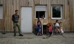 Des familles roms devant une maison préfabriquée dans un village d'insertion, le 6 septembre 2018 à Saint-Genis-les-Ollières, près de Lyon