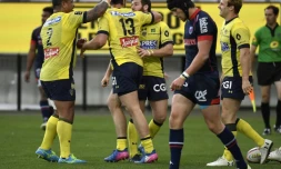 Le centre de Clermont Damien Penaud (2g) est congratulé par ses équipiers après son essai face à Grenoble au Stade des Alpes, le 15 avril 2017