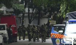 Des soldats prennent position autour du restaurant de Dacca, au Bangladesh, où des dizaines de personnes sont prises en otages, le 2 juillet 2016