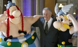 Albert Uderzo, entouré de ses deux personnages Astérix et Obélix, le 25 mars 2015 à Paris