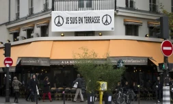 Une pancarte "je suis en terrasse" devant le café "A la bonne bière" le 6 décembre 2015, où 5 personnes ont été tuées lors des attaques du 13 novembre à Paris