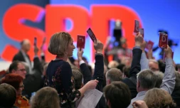 Les membres du parti social démocrate (SPD) allemand votent l'ouverture de négociations formelles avec les conservateurs d'Angela Merkel à Bonn, le 21 janvier 2018