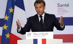 Le président Emmanuel Macron fait une déclaration lors d'une visite au laboratoire Sanofi Pasteur, le 1- jui 2020 à Marcy-l'Etoile, prÚs de Lyon