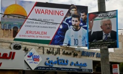Affiche dénonçant l'occupation israélienne et le tenue d'un match amical entre Israël et l'Argentine à Jérusalem, le 5 juin 2018 à Hebron en Cisjordanie