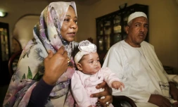 Alithi Youssef et son épouse Manal Fadlallah, les parents d'Aya, avec leur petite-fille Lojien, lors d'une interview avec l'AFP à leur domicile, le 4 mars 2017 dans la banlieue de Khartoum, au Soudan