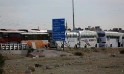 Les bus devant évacuer les rebelles et les civils de la ville rebelle de Douma, dans la Ghouta orientale, prÚs de Damas le 2 avril 2018