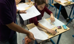 L'épreuve de philosophie distribuée aux candidats au baccalauréat le 17 juin 2013 au lycée Arago à Paris