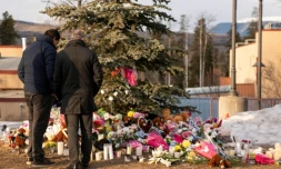 Des fleurs déposées en hommage aux victimes d'une fusillade à Tumbler Ridge, le 12 février 2026 au Canada