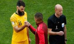 Le millieu de terrain australien Mile Jedinak (g) serre la main de l'attaquant péruvien Paolo Guerrero (c) à Sotchi le 26 juin 2018 lors du Mondial