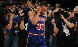 Stephen Curry des Golden State Warriors aprÚs avoir battu le record de Ray Allen lors du match contre les New York Knicks au Madison Square Garden le 14 décembre 2021 à New York