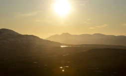 Le soleil de minuit brille Ă la frontiĂšre entre la NorvĂšge et la Finlande dans la nuit du 21 au 22 juin 2020