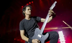 Le chanteur et guitariste du groupe de metal Gojira, Joe Duplantier, sur scène lors des Eurockéennes de Belfort, en France, le 2 juillet 2023