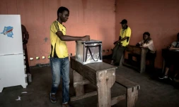 Un électeur dépose son bulletin dans l'urne dans un bureau de vote à Kinshasa, le 30 décembre 2018