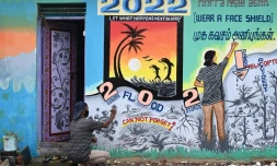Un artiste apporte la dernière touche à une peinture murale du Nouvel an, le 30 décembre 2021 à Chennai, en Inde