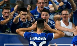 Adrien Thomasson fête son but pour Strasbourg face au Maccabi Haïfa avec les supporteurs, le 25 juillet 2019 à La Meinau