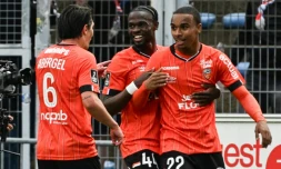 La joie des Lorientais après le 2e de leurs 4 buts inscrits face à Caen, le 26 avril 2025 au Moustoir