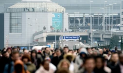 Des passagers évacuent l'aéroport de Bruxelles-Zaventem le 22 mars 2016 après l'attentat-suicide