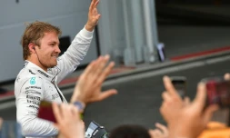 L'Allemand Nico Rosberg (Mercedes)  salue les spectateurs après sa victoire au GP d'Europe, le 19 juin à Bakou 