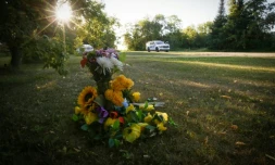 Un bouquet de fleurs a été déposé pour les victimes des attaques à l'arme blanche, à Weldon, en Saskatchewan (Canada), le 6 septembre 2022