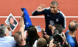 L'attaquant des Bleus Kylian Mbappé (c) salue les supporters aux centre d'entraînement de Clairefontaine-en-Yvelines, le 3 septembre 2018
