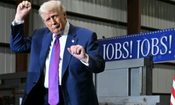 Le président américain Donald Trump fait un pas de danse, le 19 février 2026 à Rome, dans l'Etat de Géorgie, aux Etats-Unis