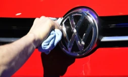 Le logo Volkswagen à l'avant d'une voiture, à Berlin en mars 2015 