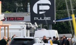 Des policiers à l'extérieur de la discothèque le Pulse après la pire fusillade de masse de l'histoire des Etats-Unis qui a fait au moins 50 morts, le 12 juin à Orlando (Floride)