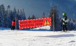 Neige artificielle le 2 janvier 2015 aux Carroz d'Araches dans les Alpes