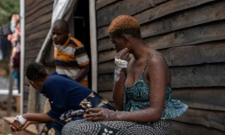 Une patiente atteinte du mpox attend à l'hôpital de Kavumu, au nord de Bukavu, dans l'est de la RDC, le 24 août 2024