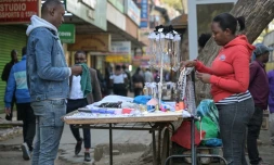Une vendeuse de collier dans une rue commerçante de Nairobi, le 20 juillet 2023 au Kenya