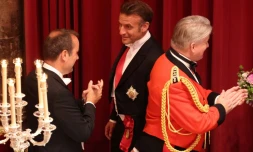 Le ministre français des Armées, Sébastien Lecornu (g), s'entretient avec le président français Emmanuel Macron (c) lors d'un banquet d'Etat au Guildhall de Londres, le 9 juillet 2025, au deuxième jour d'une visite d'Etat de trois jours en Grande-Bretagne