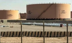 Capture d'écran d'une vidéo d'AFPTV prise le 19 septembre 2026 montrant un réservoir de carburant endommagé aprÚs un incendie prÚs de l'aéroport international de Ryad