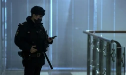 Un policier russe dans le hall de l'immeuble abritant les bureaux du Fonds de lutte contre la corruption, l'organisation de l'opposant russe Alexei Navalny, le 27 janvier 202