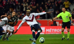 L'attaquant de Lille Victor Osimhen marque l'unique but du match sur penalty contre Dijon, le 30 novembre 2019 au stade Pierre-Mauroy à Villeneuve-d'Ascq 