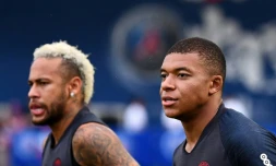 Les attaquant du PSG Neymar (g) et Kylian Mbappé lors d'une séance d'entraßnement à Shenzhen, le 1er août 2019