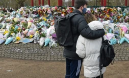 Parterre de fleurs en hommage à Sarah Everard dans le sud de Londres, le 14 mars 2021 au lendemain de heurts avec la police