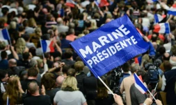 Les militants du FN brandissent des drapeaux à Monswiller, le 5 avril 2017
