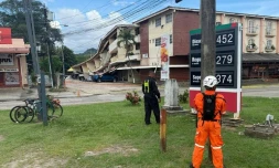 Un policier panaméen et un secouriste montent la garde à côté d'un immeuble effondré après un séisme, à Penonomé, au Panama, le 9 octobre 2026