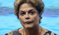 La présidente du Brésil Dilma Rousseff inaugure le centre aquatique au parc olympique de Rio de Janeiro, le 8 avril 2016, alors que pèse sur elle la menace d'une destitution