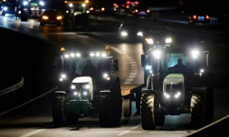 Des agriculteurs conduisent leur tracteur sur la RN118 pour protester contre le projet d'accord de libre-échange de l'Union européenne avec les pays du Mercosur, le 17 novembre 2024 à Vélizy-Villacoublay (Yvelines)