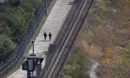 Des soldats sud-coréens patrouillent le long de la Zone démilitarisée (DMZ) à Paju, au nord de Séoul, le 20 octobre 2026