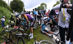 Plusieurs coureurs sont pris en charge par le staff médical après une chute lors de 1ère étape du Tour de France entre Brest et Landerneau, le 26 juin 2021