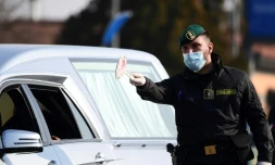 Un carabinier vérifie l'identité d'une conductrice à l'entrée de la ville de Zorlesco au sud-est de Milan, le 24 février 2020