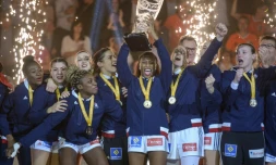 Les Bleues lors de leur sacre au Championnat du monde de handball, à Hambourg, le 17 décembre 2017