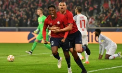 L'attaquant canadien de Lille, Jonathan David, est félicité par l'attaquant turc Burak Yilmaz, après avoir ouvert le score à domicile face à Salzbourg, lors de leur match de groupes de la Ligue des Champions, le 23 novembre 2021 au Stade Pierre-Mauroy
