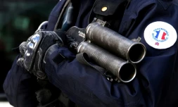 Un policier armé d'un "flash-ball" le 15 février 2016 à Reims