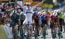 Tim Merlier triomphant sur la ligne d'arrivée de la 9e étape du Tour de France, le 13 juillet 2025 à Châteauroux
