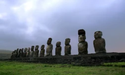 Des statues Moaï sur l'île de Paques, dans l'océan Pacifique, le 11 août 2013