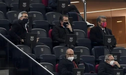 De g à d, les candidats à la présidence du FC Barcelone Victor Font, Toni Freixa et Joan Laporta lors de la demi-finale retour de Coupe d'Espagne contre le Séville FC, le 3 mars 2021 au Camp Nou